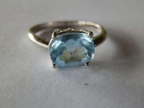 Sterling silver blue topaz ring